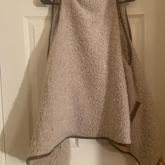 Love Tree faux fur vest - Picture 2 of 4